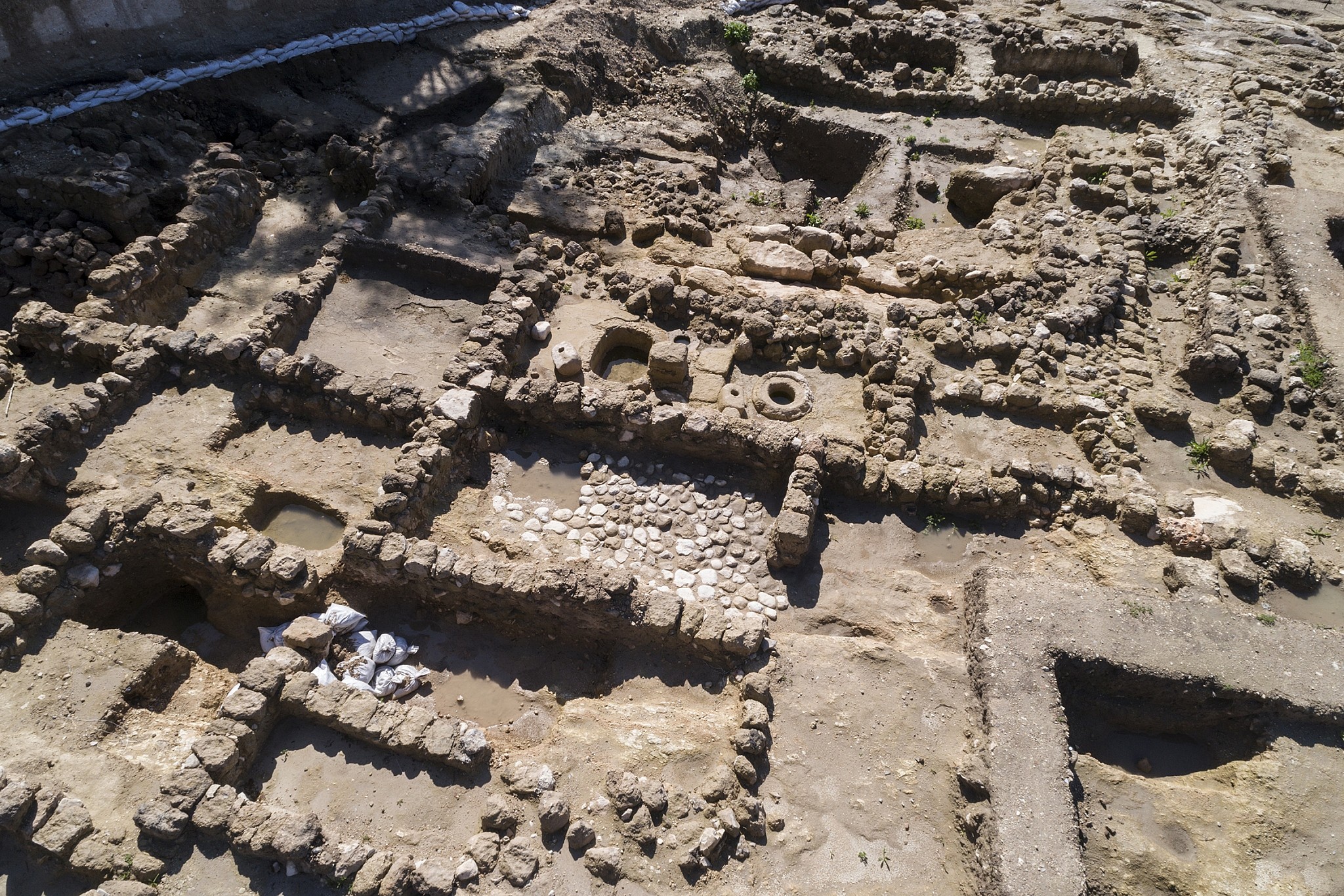 תמונה של ממצאים ארכיאולוגיים